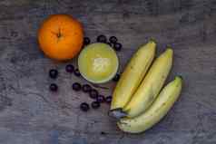 健康的成熟的黄色的芒果奶昔玻璃香蕉橙色葡萄