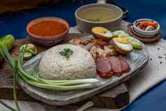 红色的猪肉大米泰国风格红色的烧烤猪肉鸭蛋脆皮猪肉肚子切片黄瓜红色的酱汁肉汤