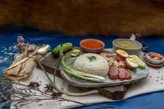 红色的猪肉大米泰国风格红色的烧烤猪肉鸭蛋脆皮猪肉肚子切片黄瓜红色的酱汁肉汤