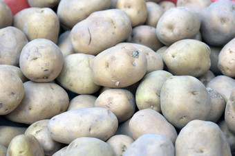 特写镜头拍摄桩土豆市场的地方土豆纹理蔬菜白色年轻的土豆