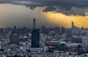 美丽的城市视图曼谷雨日落
