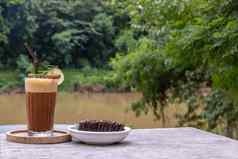 蜂蜜柠檬咖啡巧克力巧克力蛋糕蛋糕木背景河视图