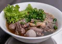 泰国牛肉清晰的汤白色大米面条粉丝炖牛肉肉丸蔬菜