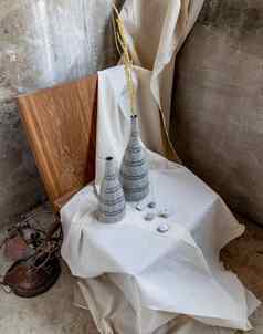 手工制作的双陶瓷花瓶木椅子首页装饰
