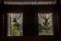 变形背景木模式窗口白色花边窗帘传统的泰国房子