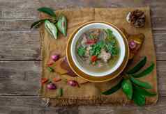 猪肉备用把马丹汤克拉杜克MOO汤姆ma-dun白色碗传统的泰国食物