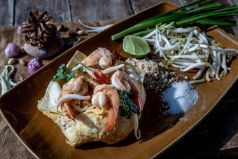 炸泰国<strong>面条</strong>虾<strong>包装</strong>蛋垫泰国受欢迎的食物外国人游客
