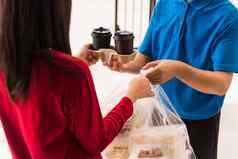交付男人。使杂货店服务给大米食物盒子塑料袋女人客户