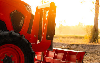 橙色拖拉机停大米农场夏天早....阳光农业机械农业农场聪明的农业概念车辆农场劳动储蓄机械设备种植园