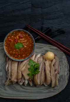 亚洲食物风格腌制蒸鸡勿洞小鸡酱汁陶瓷板服务冷冻开胃菜