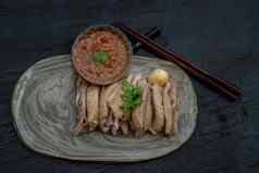 亚洲食物风格腌制蒸鸡勿洞小鸡酱汁陶瓷板服务冷冻开胃菜