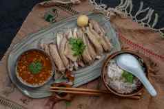 亚洲食物风格腌制蒸鸡勿洞小鸡大米酱汁陶瓷板