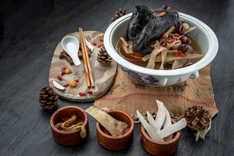 中国人传统的滋养健康炖肉红烧黑色的骨鸡中国人黑色的鸡汤汤著名的中国人食物亚洲食物健康的汤食物医学