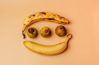 丑陋的水果修改香蕉成熟的被宠坏的棕色（的）点腐烂的酸橙孤立的概念水果畅销的超市