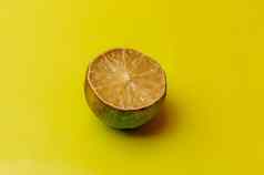 概念丑陋的水果柑橘类水果一半切片石灰干恶化黄色的背景模具柑橘类水果复制空间