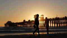 冲浪者轮廓太平洋海洋海滩日落人享受冲浪海滨加州美国