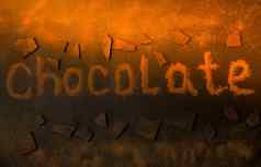 登记巧克力使可可粉除了块巧克力巧克力粉黑色的石墨背景阳光