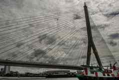 罗 摩8桥绳子桥潮phraya河高v字形桥塔塔视图蓝色的天空背景多云的一天