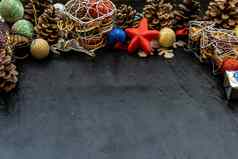 宽拱形状的圣诞节装饰边境树枝圣诞节树棕色（的）自然松视锥细胞圣诞节鹿各种水果黑暗背景