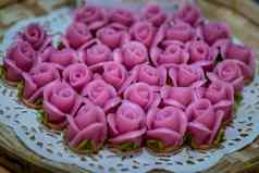 传统的泰国甜点甜蜜的美味的色彩斑斓的糖果玫瑰形状的a-lua魅力泰国手工制作的糖果