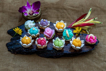 各种优雅美丽的泰国甜点Khanom婉泰国色彩斑斓的变化服务黑暗木咬黄金颜色花形状泰国甜点吉祥甜点