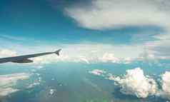 视图内部飞机飞机窗口蓝色的天空白色云绿色山商业航空公司飞行夏天旅行飞机翼城市飞机飞行土地