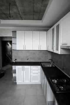 现代极简主义风格厨房室内单色音调自定义厨房灰色白色facadesmdf黑暗灰色工作台面安装厨房罩水槽模块化厨房刨花板
