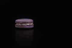 色彩斑斓的美味的马卡龙孤立的黑色的背景法国马卡龙甜点