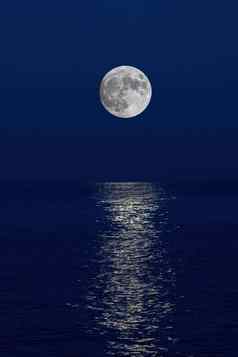 完整的月亮反射晚上海西班牙语科斯塔布拉瓦
