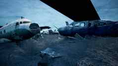 生锈的破碎的飞机站场朦胧的蓝色的天空很多摧毁了摧毁了被遗弃的飞机呈现