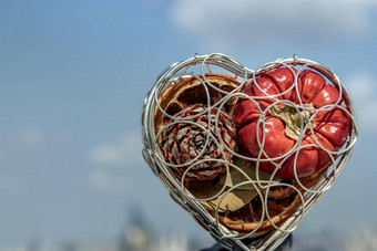 水果心礼物盒子天空背景象征浪漫爱情人节假期墙背景