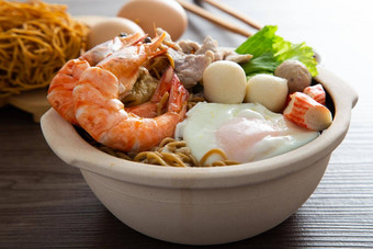 粘土能绮跟海鲜面条汤