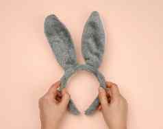兔子面具头耳朵米色背景节日背景