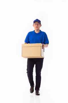 年轻的亚洲交付男人。蓝色的统一的carrry纸板盒子手孤立的白色背景