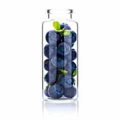 自制的皮肤护理蓝莓玻璃瓶孤立的白色背景