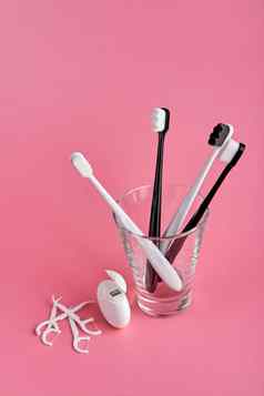 时尚牙刷软刷毛受欢迎的牙刷卫生趋势口服卫生工具包牙刷玻璃牙线线程牙签粉红色的背景