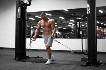 肌肉发达的运动健美运动员站培训胸部肩膀肌肉健身设备