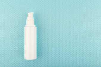 脸保湿奶油高白色管蓝色的背景泡沫复制空间概念皮肤治疗