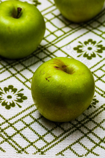 成熟的绿色<strong>苹果</strong>乡村餐巾木表格