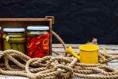 木箱玻璃罐子腌红色的贝尔辣椒腌黄瓜泡菜孤立的罐子各种腌蔬菜保存食物概念乡村作文