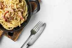 第一大意大利面菜传统的罗马厨房意大利食物投铁煎锅白色石头表面前视图平躺