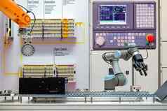 工业机器人工作输送机带聪明的工厂