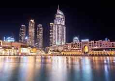 12月迪拜阿联酋美丽的视图照亮露天市场巴哈尔迪拜购物中心地址酒店建筑捕获迪拜购物中心迪拜阿联酋