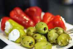 新鲜新装的绿色橄榄红色的指出辣椒