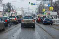 图拉俄罗斯2月汽车停止十字路口交通灯冬天一天主要街