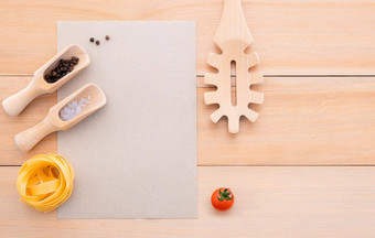 意大利食物概念菜单设计空白纸意大利面包木背景食物背景美味的意大利菜空白棕色（的）纸古董意大利面包木背景前视图意大利食物概念菜单设计复制空间