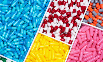 多色的胶囊药片塑料药物托盘药理学制药行业药物选择药物补充的相互作用处方药物完整的框架胶囊药片药店横幅