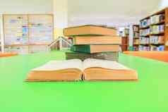 开放书堆论文学校图书馆表格绿色模糊书架背景教育学习概念复制空间添加文本