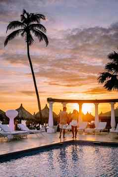 日落阿鲁巴岛司海滩色彩斑斓的日落海滩阿鲁巴岛