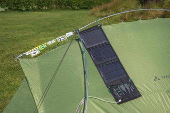 绿色帐篷徒步旅行者保持贴纸太阳能面板冰岛特写镜头细节夏天